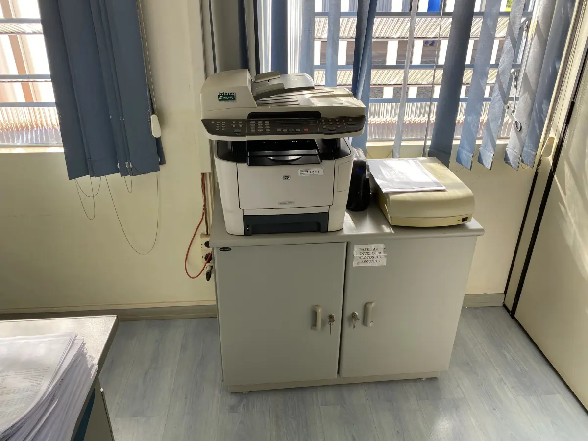 LOTE 499 - Armario baixo e impressora HP