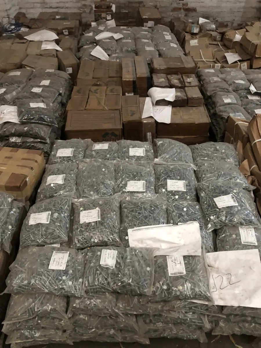 LOTE 001 - Lote com aproximadamente 56 paletes de parafusos, porcas, barras de ferro com rosca, pregos, chapinhas de fixação, aprox. 3.500kg