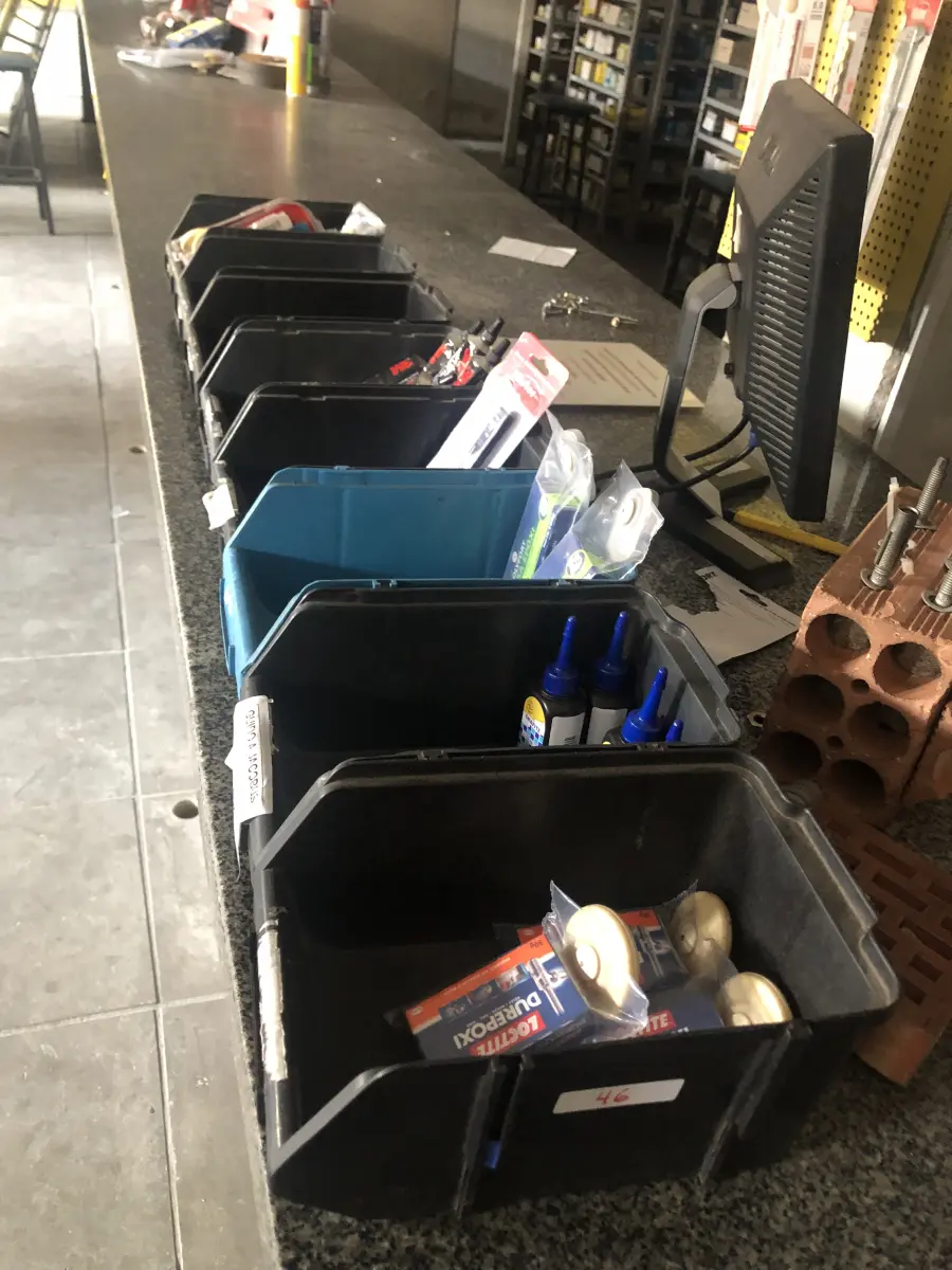 LOTE 046 - Lote de caixa com durepox, grafite em pó, adesivo para juntas, fixa a vácuo, 