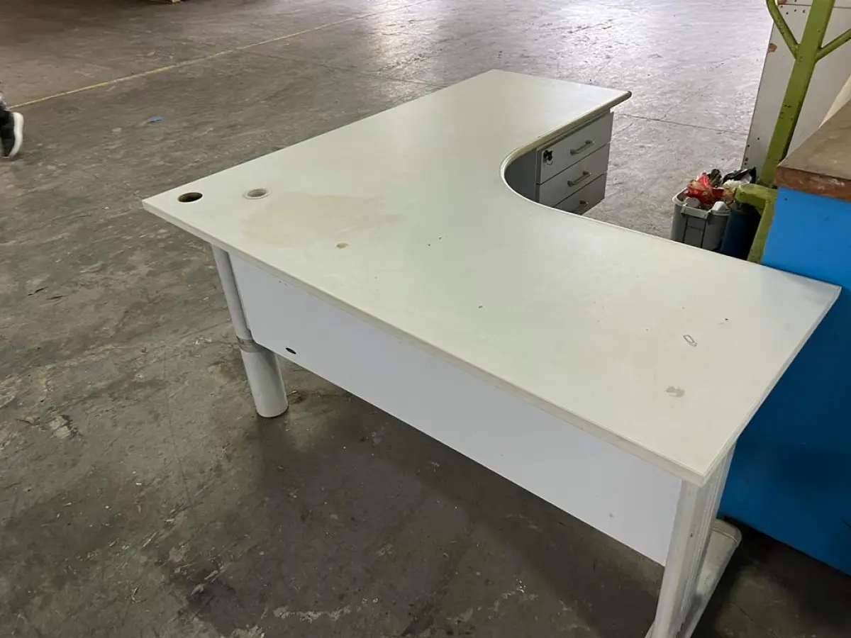 LOTE 010 - mesa de escritorio em L