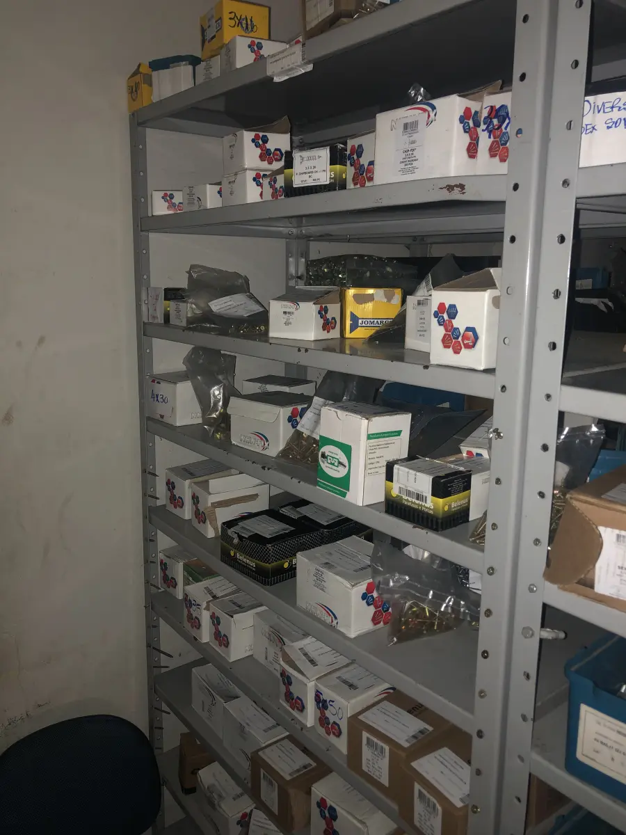 LOTE 062 - Lote com 7 prateleiras e diversos parafuos e arruelas e porcas 