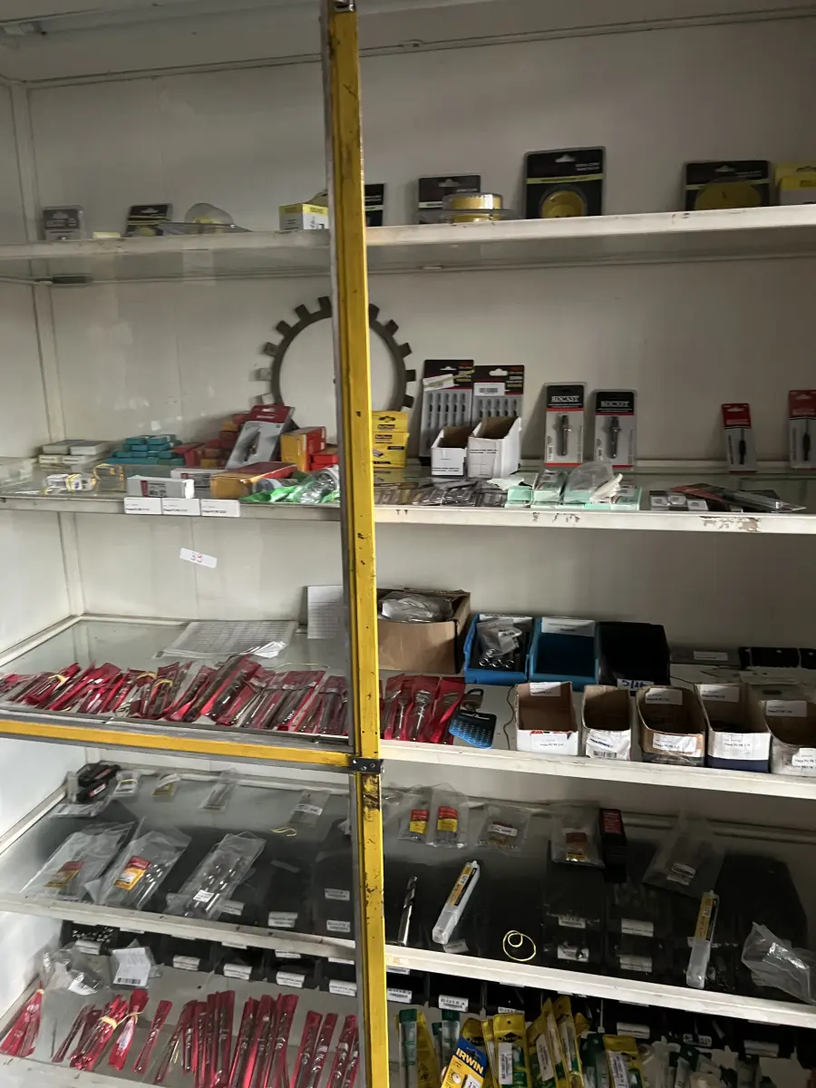 LOTE 039 - Lote com deversas serra copo, lamina estilhete, serra para tico-tico, broca, machos para rosca, brocas, facão, 