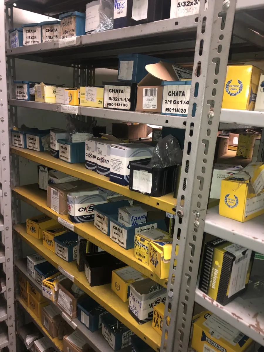 LOTE 073 - Lote com 11 prateleiras e parafusos de diversos modelos 