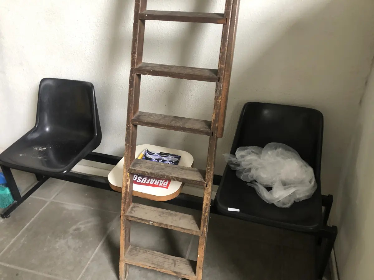 LOTE 003 - 2 bancos de espera, escada de madeira 