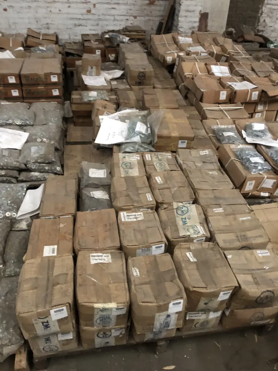 LOTE 001 - Lote com aproximadamente 56 paletes de parafusos, porcas, barras de ferro com rosca, pregos, chapinhas de fixação, aprox. 3.500kg