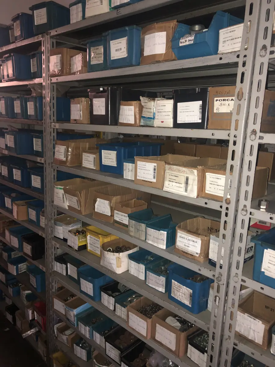 LOTE 066 - Lote com 7 prateleiras e diversos parafuos e arruelas e porcas 