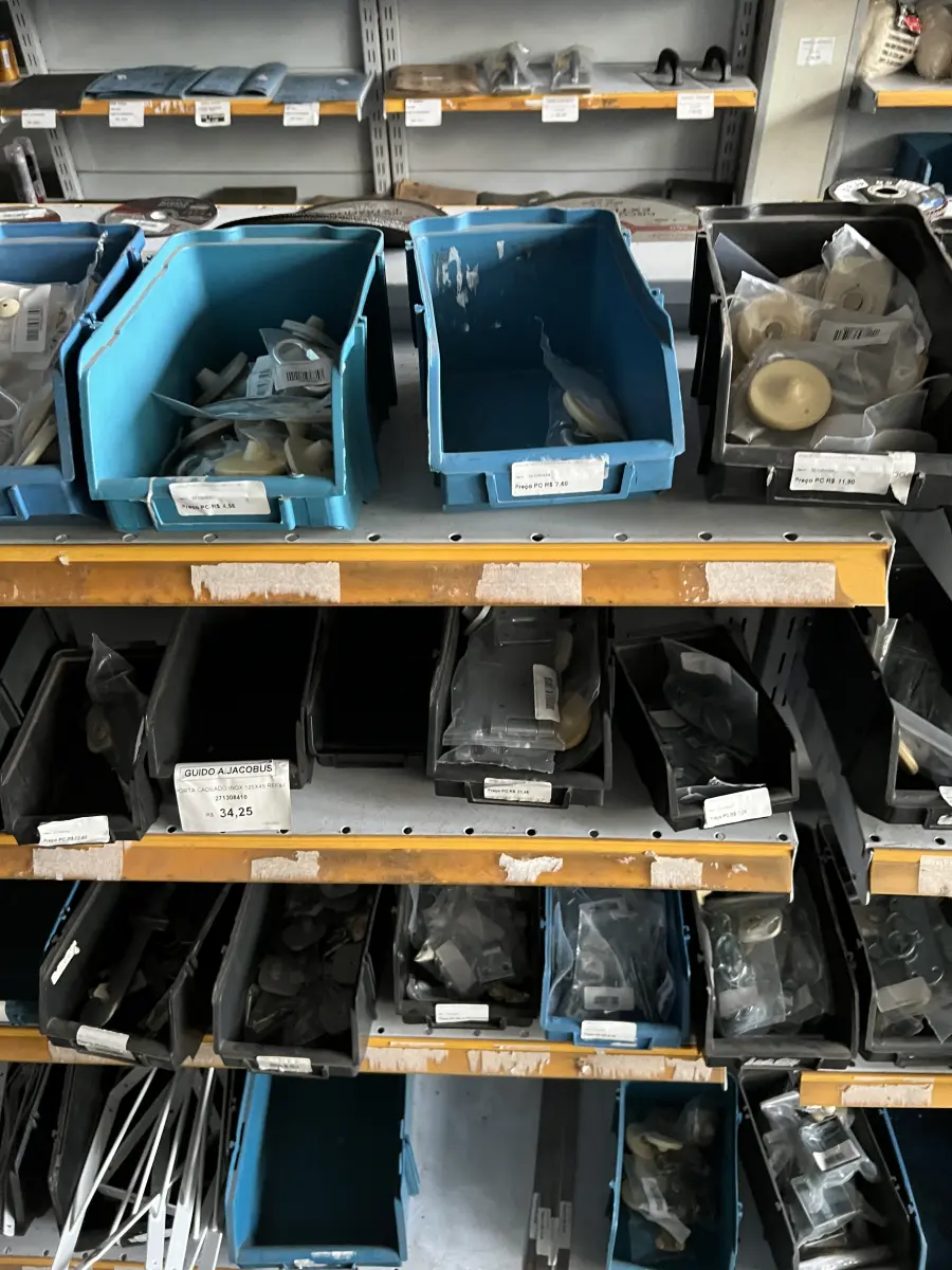 LOTE 024 - Lote com dobradiças, roldanas, mão francesa, puxadores 