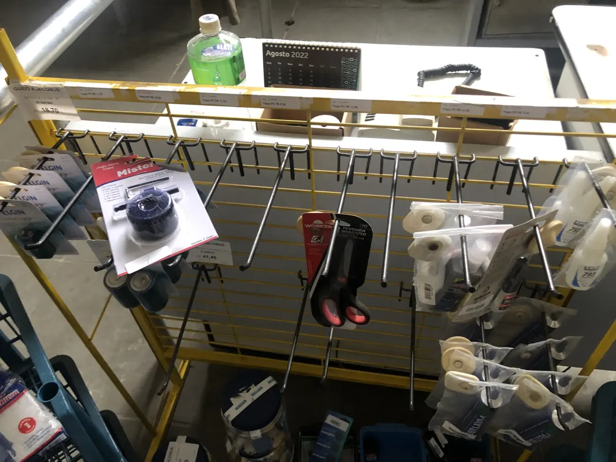 LOTE 007 - Lote de fita isolante, capas de chuva descartaveis, veda rosca, tesoura, pilhas, cola, silicone, machos para extensão, protetores, arame de solda, grafite