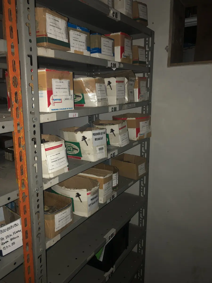 LOTE 068 - Lote com 3 prateleiras e parafusos de diversos modelos 