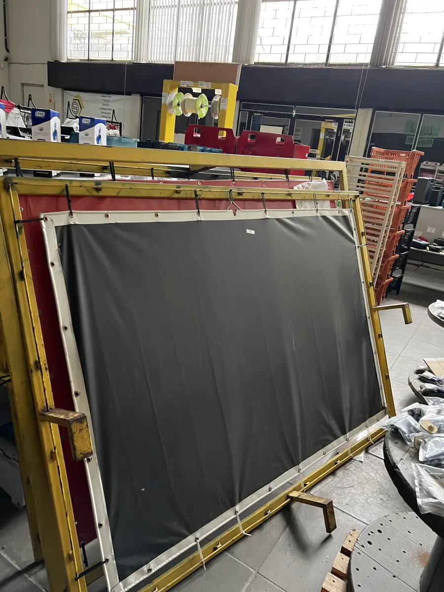 LOTE 018 - Lote com 6 estruturas de metal para propaganda