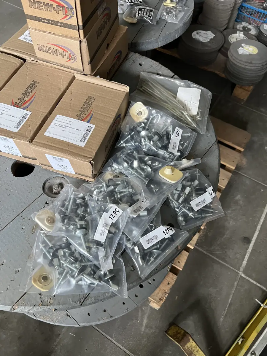 LOTE 014 - Lote com parafusos sextavados, pregos, prego telheiro, conjunto sextavado para telha, parafusos,