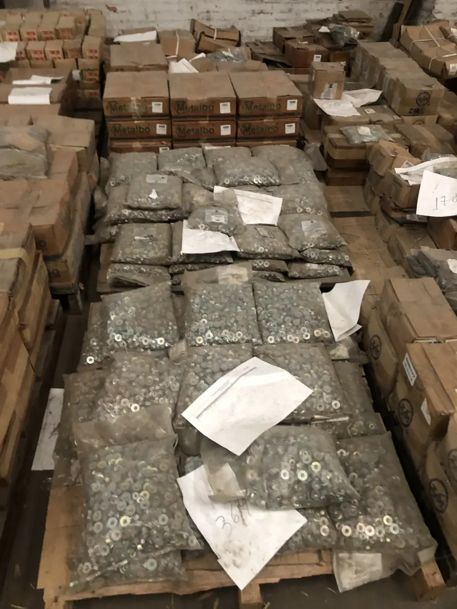 LOTE 001 - Lote com aproximadamente 56 paletes de parafusos, porcas, barras de ferro com rosca, pregos, chapinhas de fixação, aprox. 3.500kg