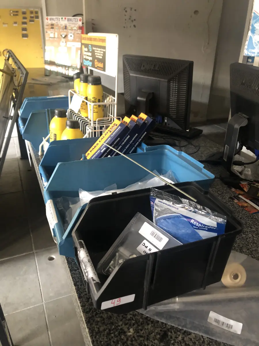 LOTE 049 - Lote com convertedor de ferrugem, massa para calafetar, parafusos, mascara de repirar, serra para ferro, gancho com bucha 