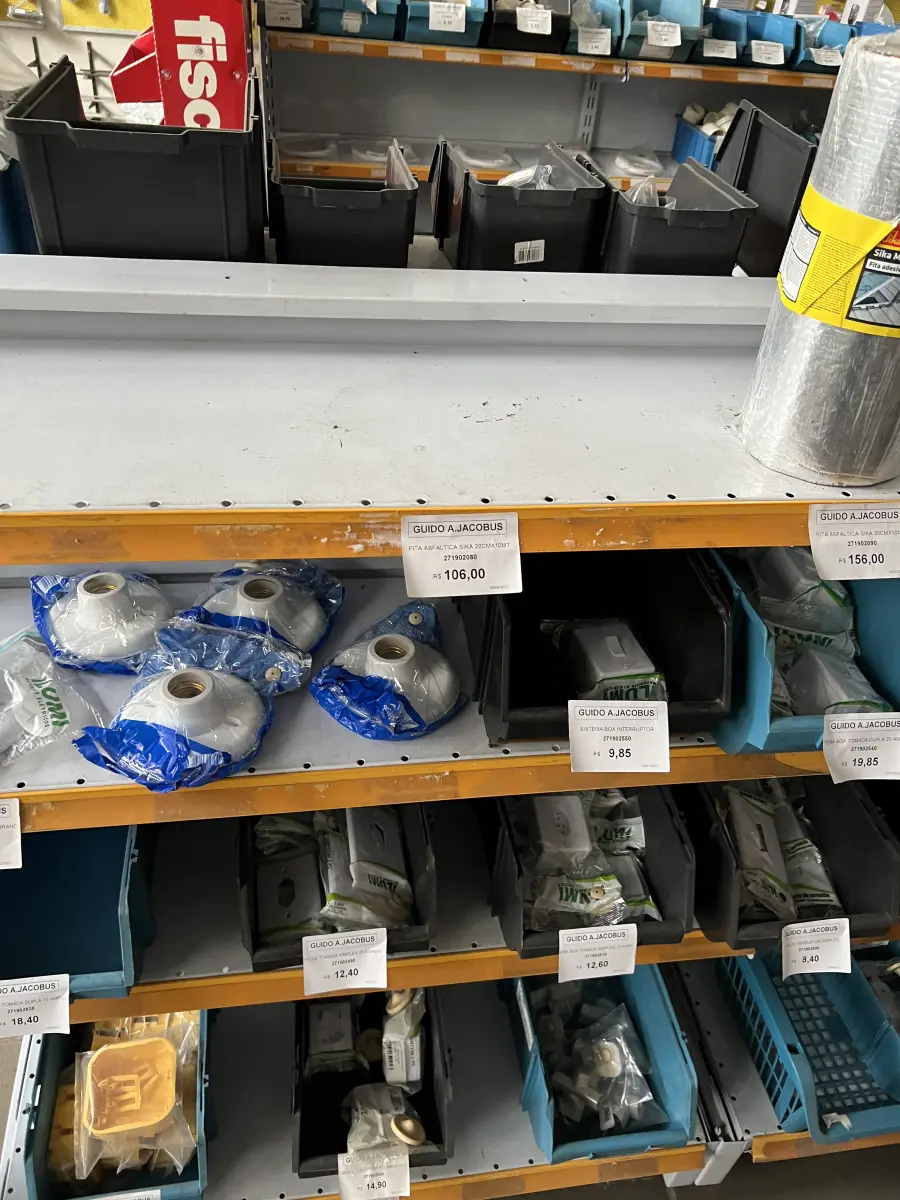 LOTE 025 - Lote com base para lampada, tomadas, T, tomada box, roscas, canaletas, interruptores, discos de corte, discos lixa, 