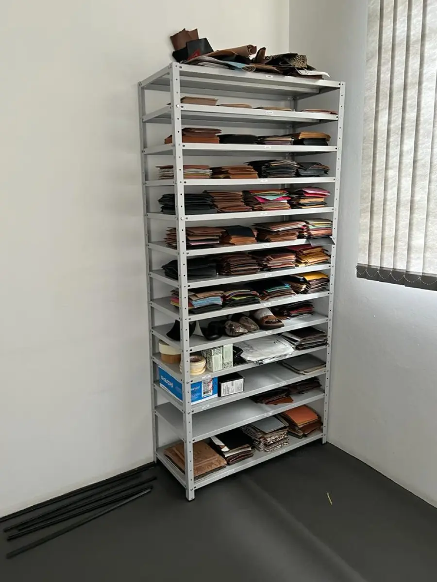 LOTE 035 - estante metalica porta amostras