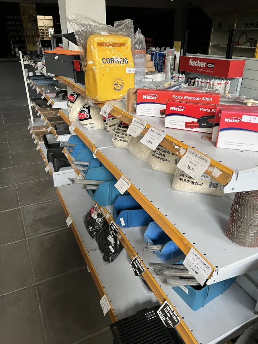 LOTE 029 - Caixa de ferramentas de metal, caixa de plastico, caixa de correio, sacos de estopas, eletrodos, retalho de panos, porta eletrodo, garra negativa