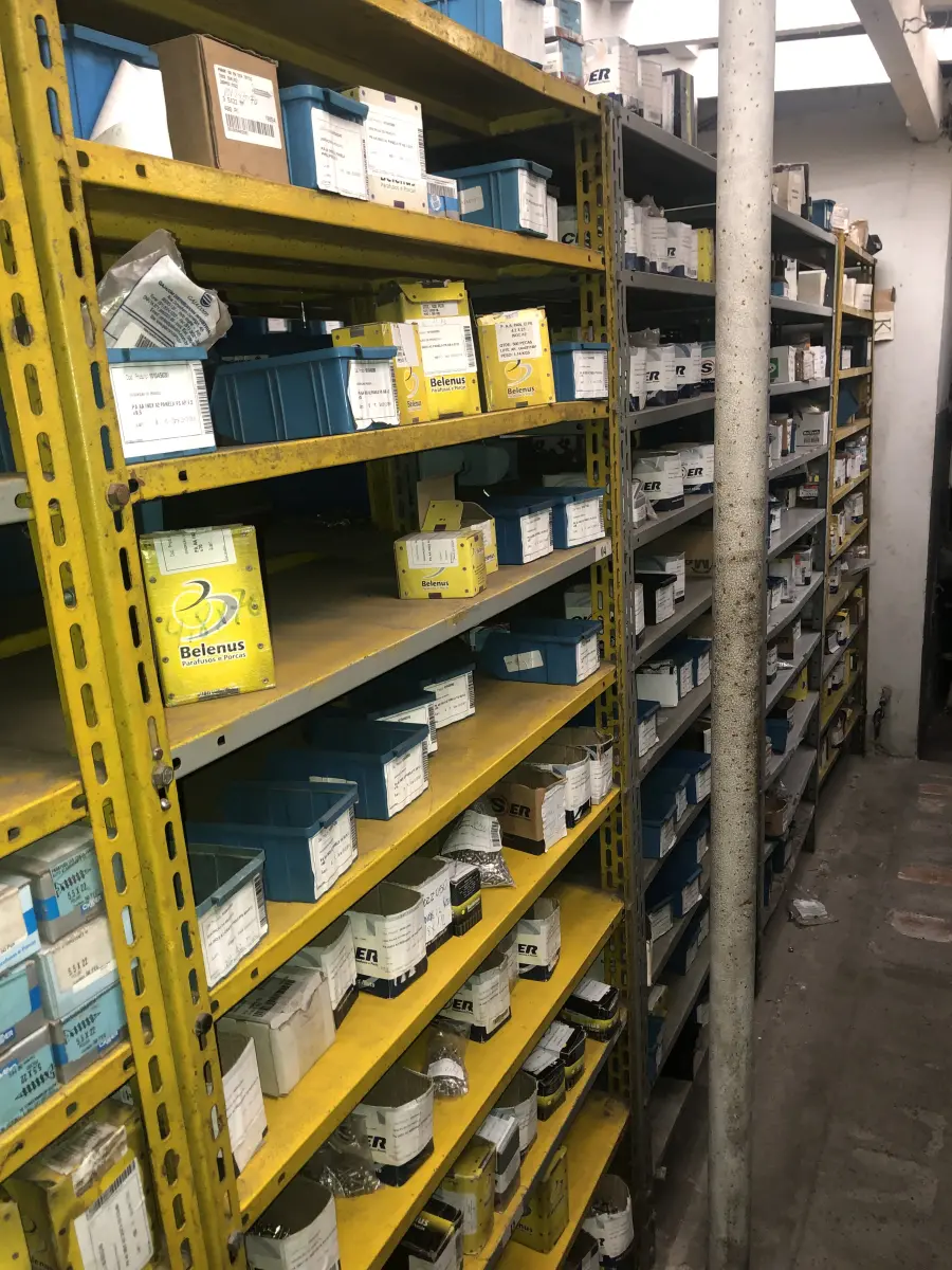 LOTE 073 - Lote com 11 prateleiras e parafusos de diversos modelos 