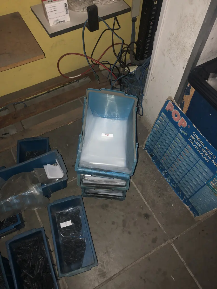 LOTE 057 - Lote com 27 caixas com buxas divesas, saco com buchas, caixa com saco de embalagem 