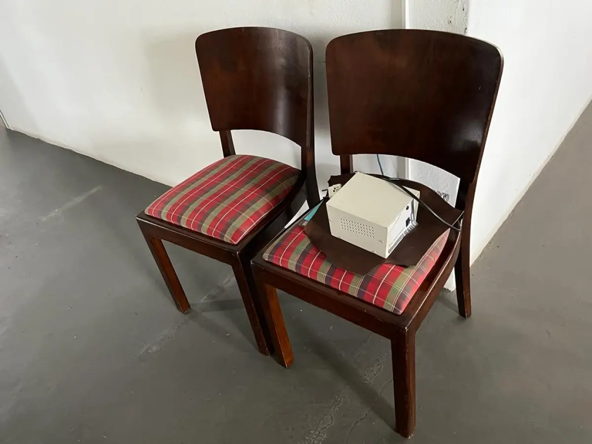 LOTE 026 - mesa de madeira retangular com cadeiras fixas de madeira e tampo tecido colorido