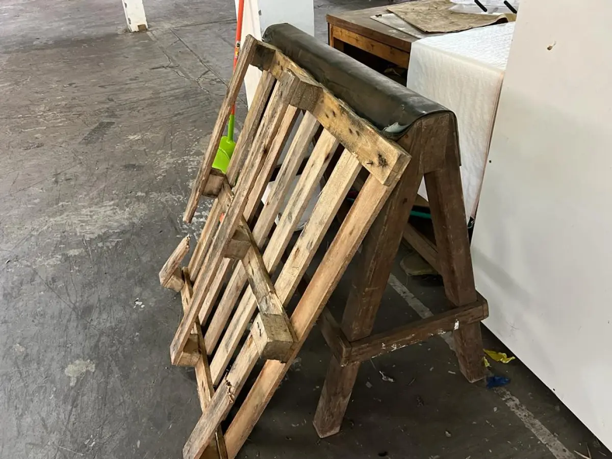 LOTE 008 - um cavalete para couro tamanho pequeno