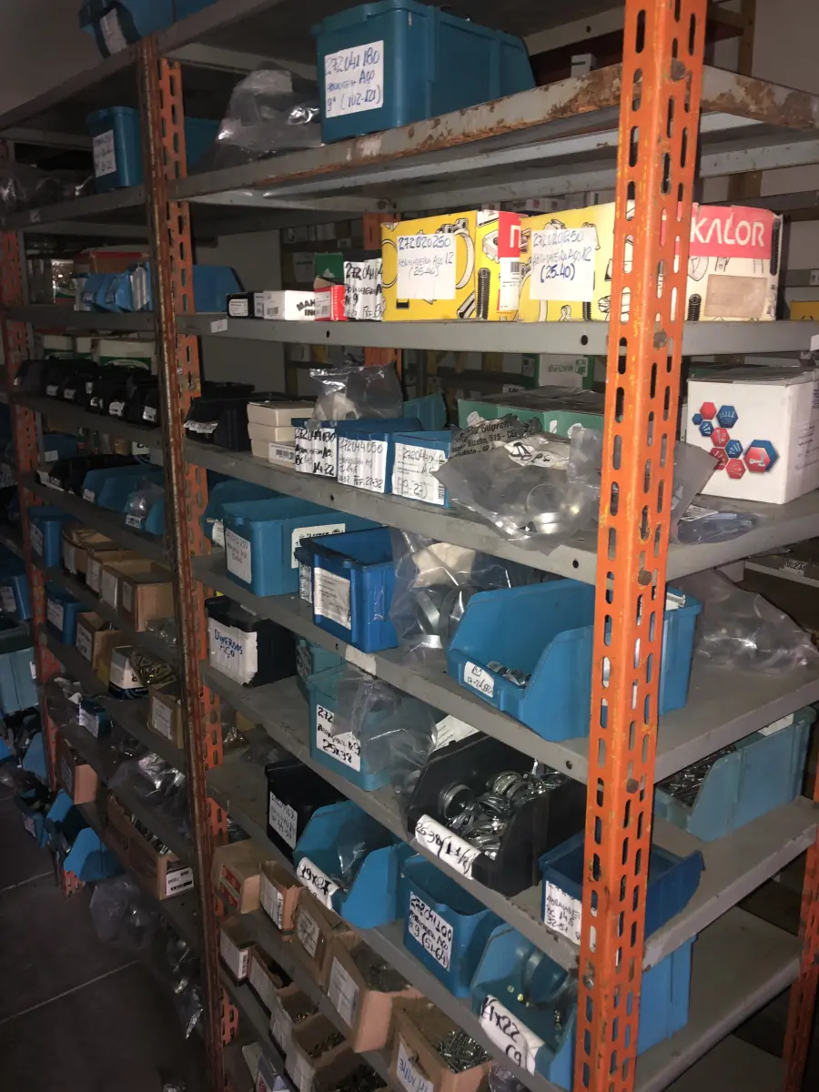 LOTE 068 - Lote com 3 prateleiras e parafusos de diversos modelos 