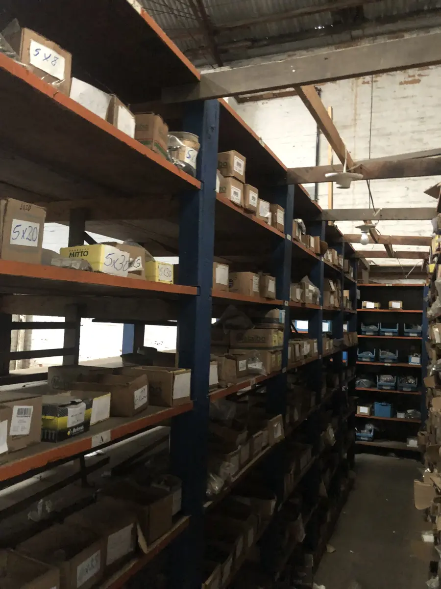 LOTE 001 - Lote grande com prateleiras de madeiras com parafusos, porcas, barras de ferro com rosca, pregos, chapinhas de fixação