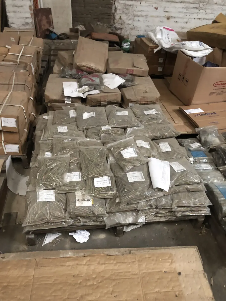 LOTE 001 - Lote com aproximadamente 56 paletes de parafusos, porcas, barras de ferro com rosca, pregos, chapinhas de fixação, aprox. 3.500kg