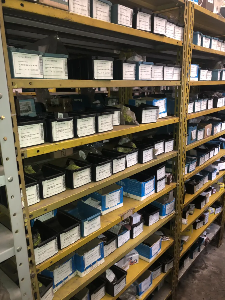 LOTE 074 - Lote com 12 prateleiras e parafusos de diversos modelos 