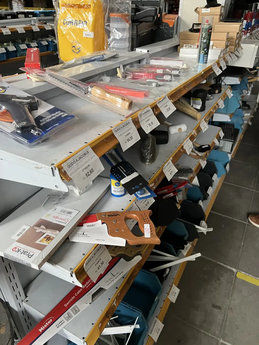 LOTE 030 - Lote com serrote, prateleira, prumo de plastico, pistola para colo quente, serrote drywall, pedra de afiar, martelos de borracha, martelo, dobradiças, mão francesa