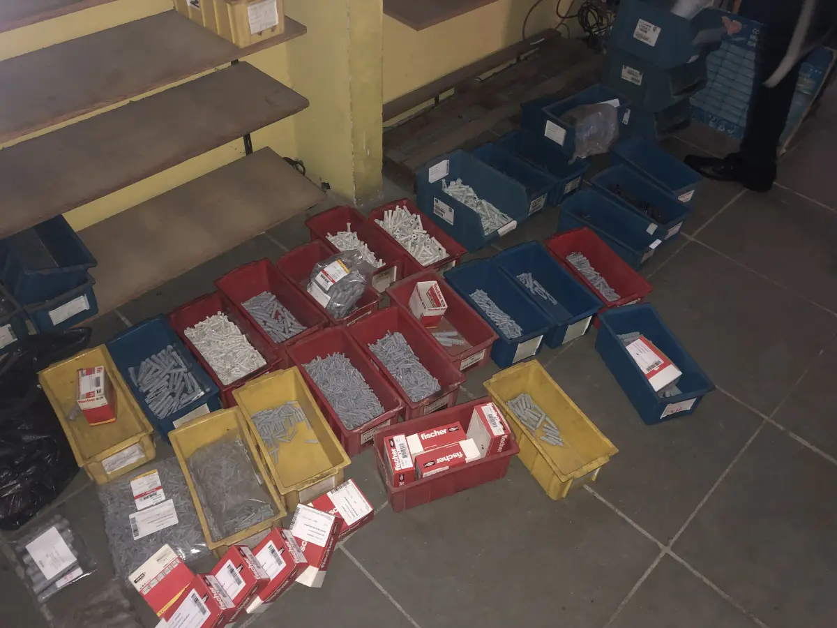 LOTE 057 - Lote com 27 caixas com buxas divesas, saco com buchas, caixa com saco de embalagem 