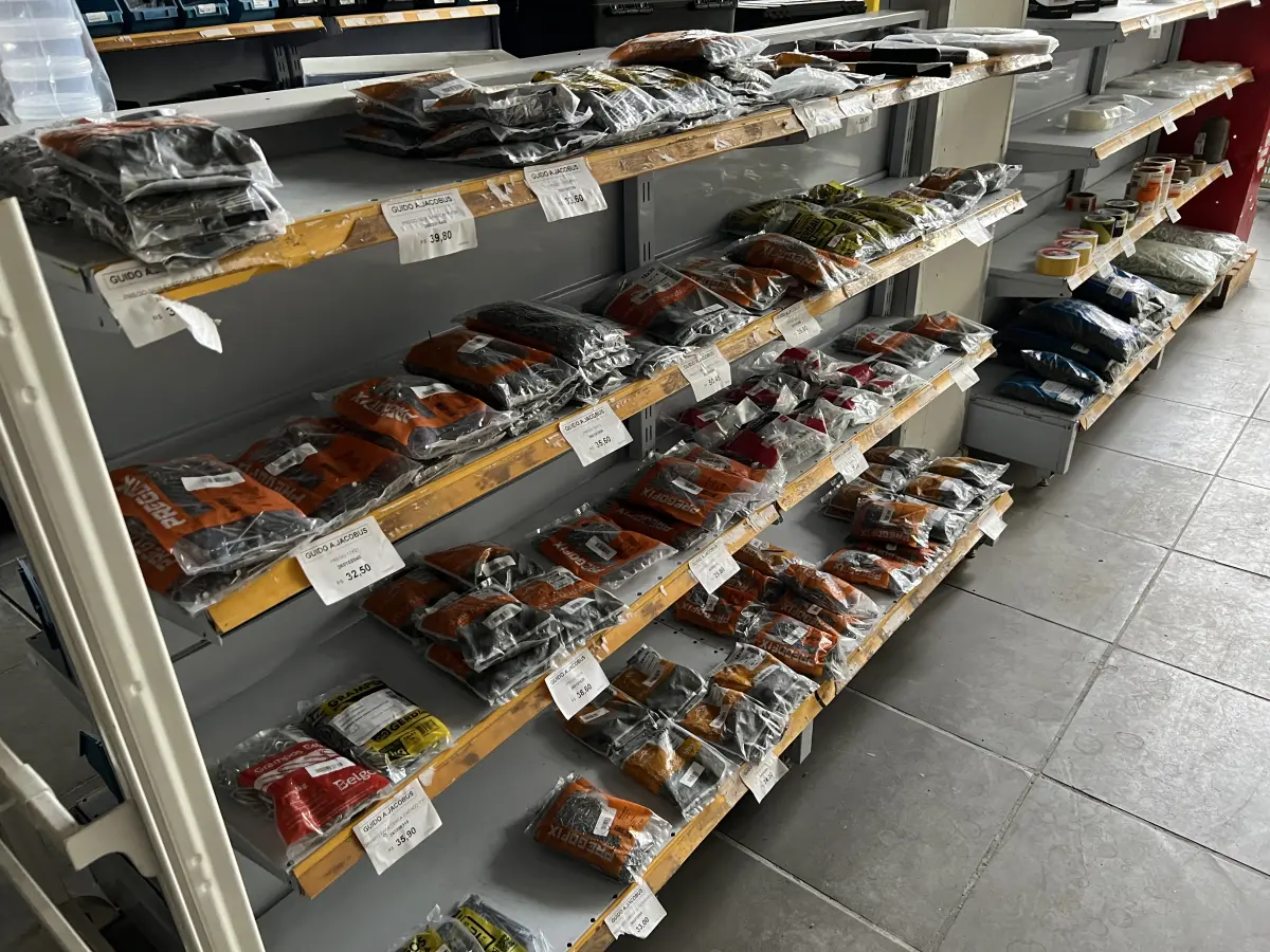 LOTE 019 - Lote com ferramentas: martelos, pé de cabra, lote de pregos diversos tamanhos,