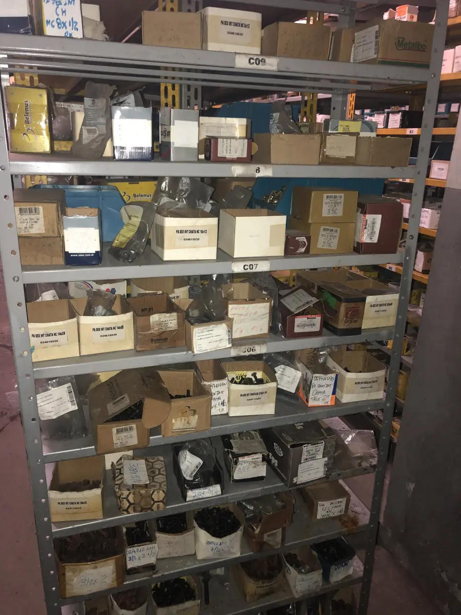 LOTE 074 - Lote com 12 prateleiras e parafusos de diversos modelos 