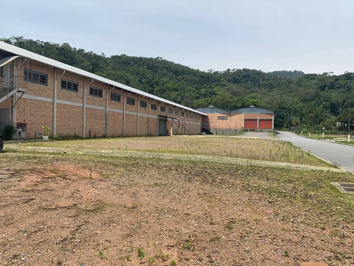 LOTE 001 - GRANDE PAVILHAO EM TERRENO DE 39.000M2 FRENTE PARA BR 280 EM JARAGUA DO SUL SC