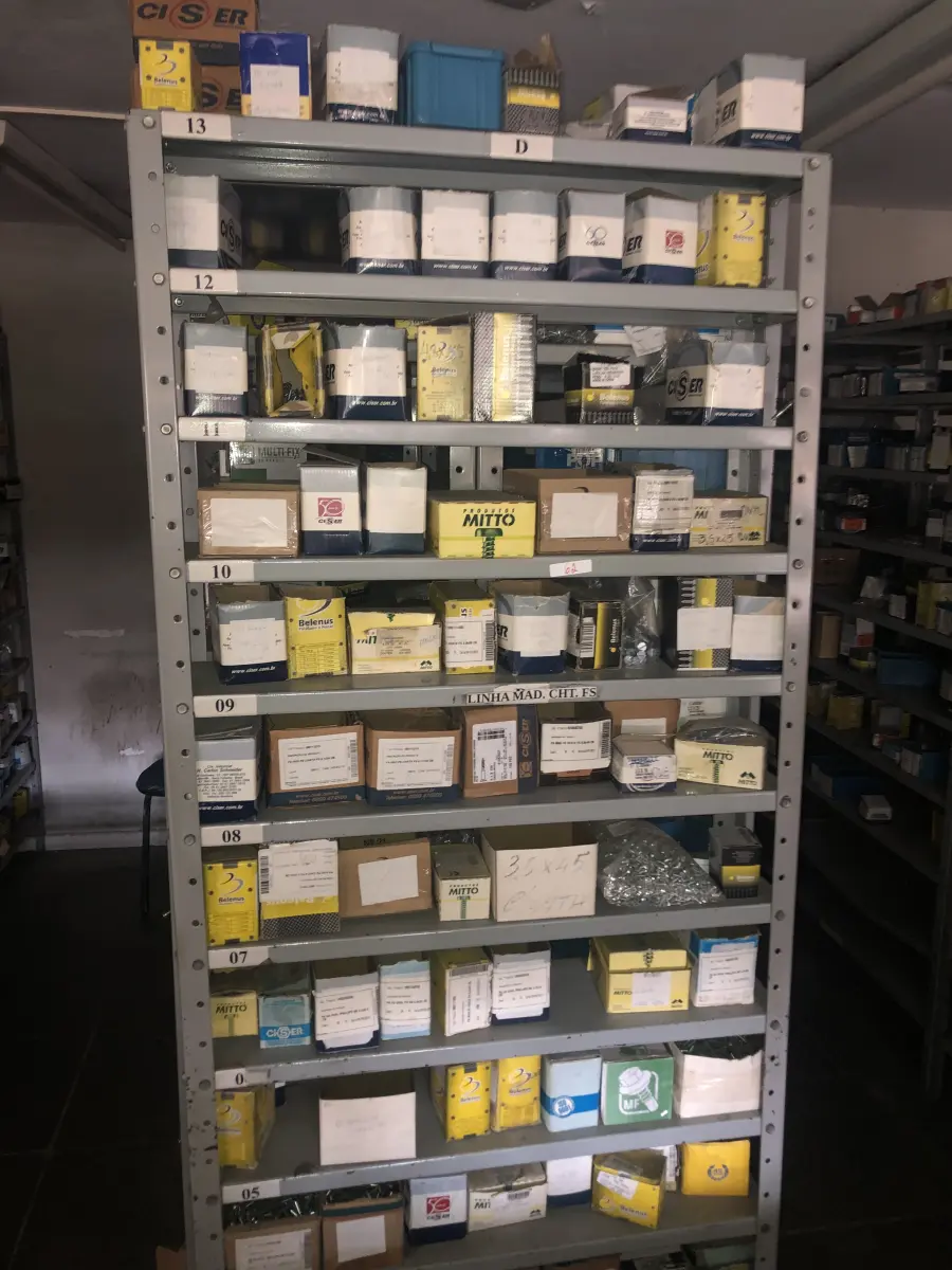 LOTE 062 - Lote com 7 prateleiras e diversos parafuos e arruelas e porcas 