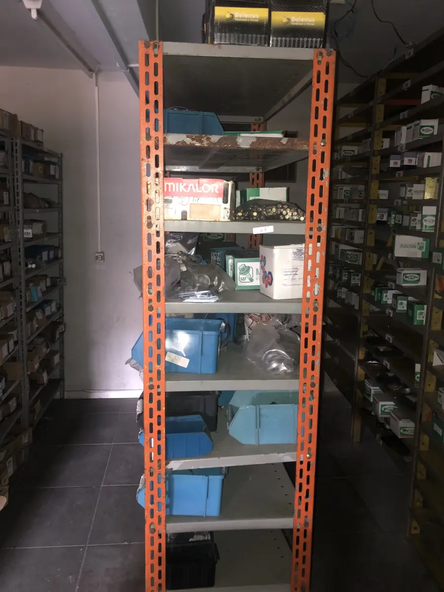 LOTE 068 - Lote com 3 prateleiras e parafusos de diversos modelos 