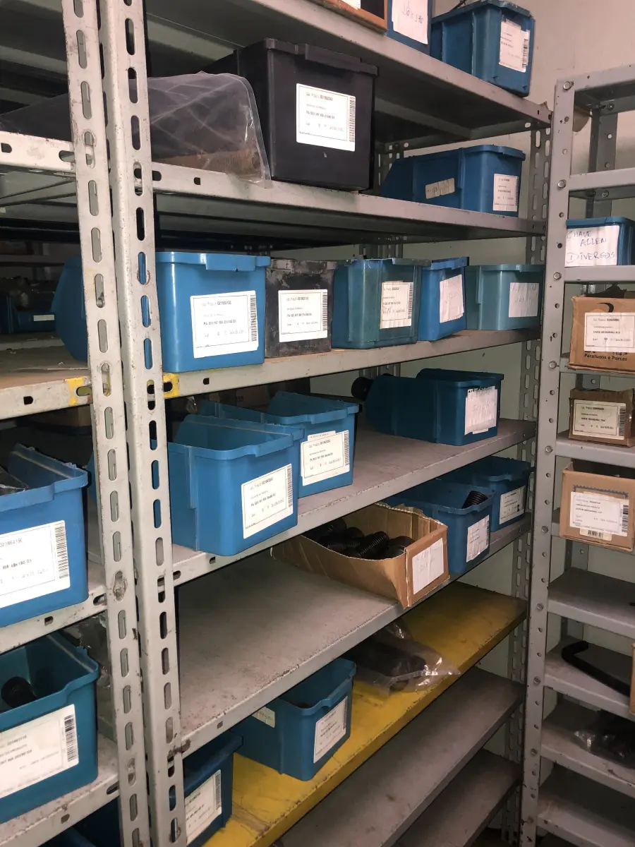 LOTE 071 - Lote com 11 prateleiras e parafusos de diversos modelos 