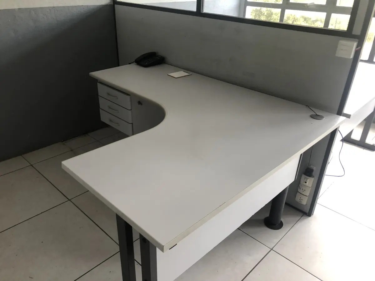 LOTE 081 - Lote com armario 2 portas, armario 2 portas mais prateleira, estação de trabalho com 6 lugares, 2 cadeiras, 2 mesas em L, armario baixo 2 portas, frigobar, reck