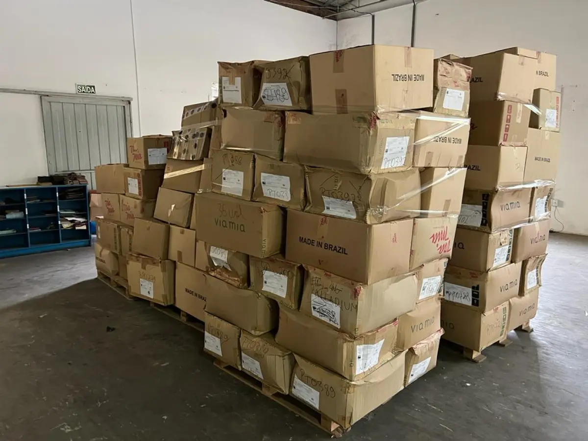 LOTE 005 - lote de sapatos diversos modelos em 6 palets em caixas, aprox. 2300 pares