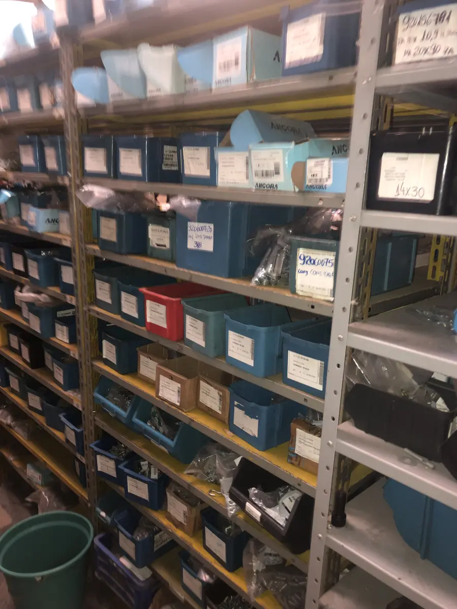 LOTE 073 - Lote com 11 prateleiras e parafusos de diversos modelos 