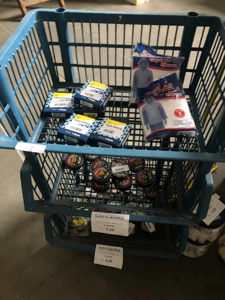 LOTE 007 - Lote de fita isolante, capas de chuva descartaveis, veda rosca, tesoura, pilhas, cola, silicone, machos para extensão, protetores, arame de solda, grafite