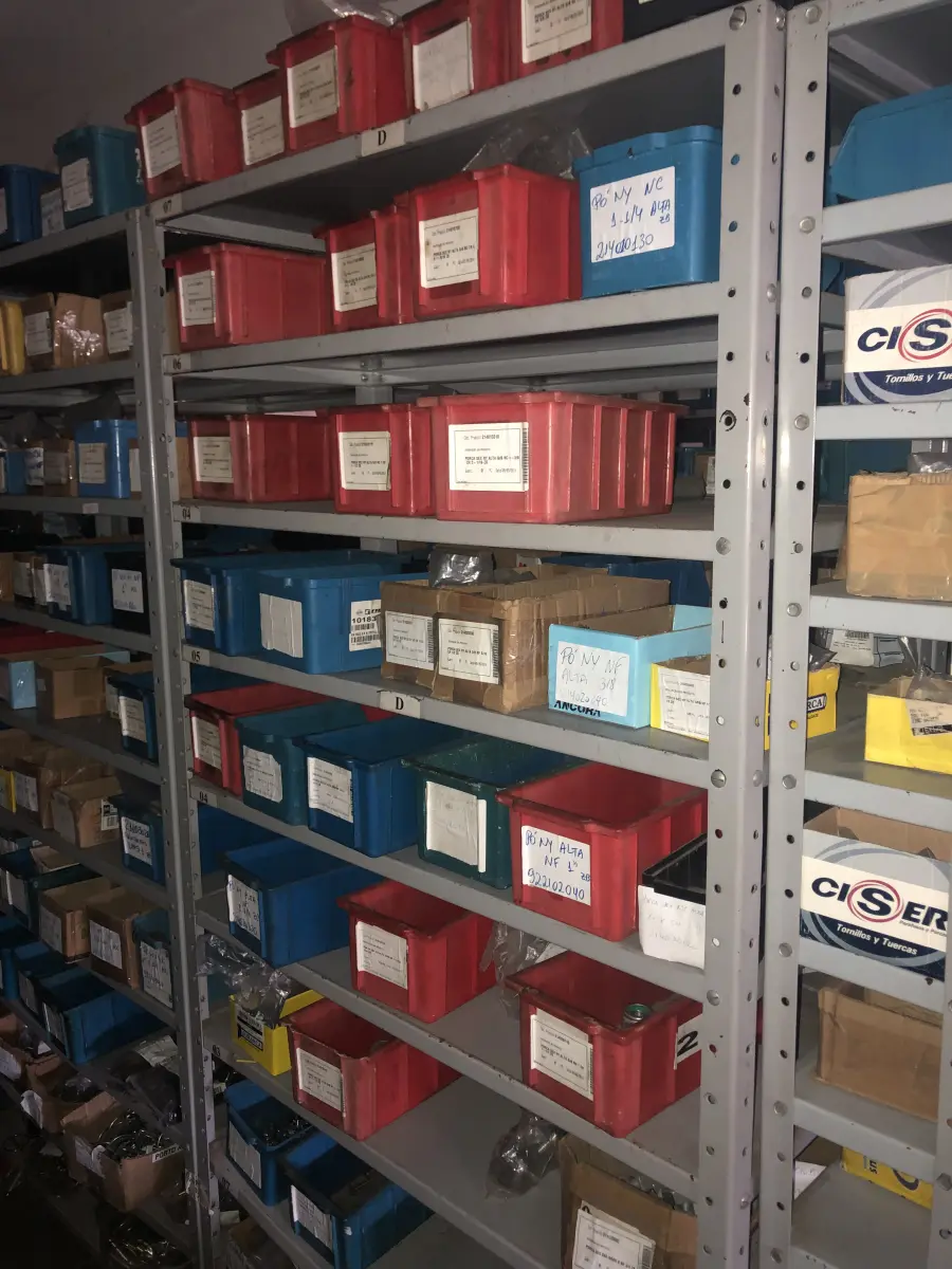 LOTE 065 - Lote com 7 prateleiras e diversos parafuos e arruelas e porcas 