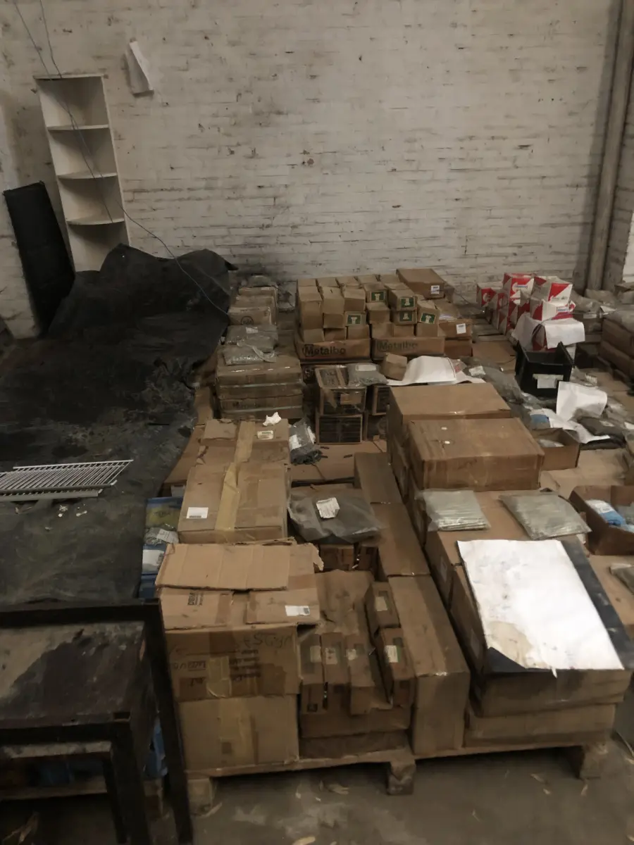 LOTE 001 - Lote com aproximadamente 56 paletes de parafusos, porcas, barras de ferro com rosca, pregos, chapinhas de fixação, aprox. 3.500kg