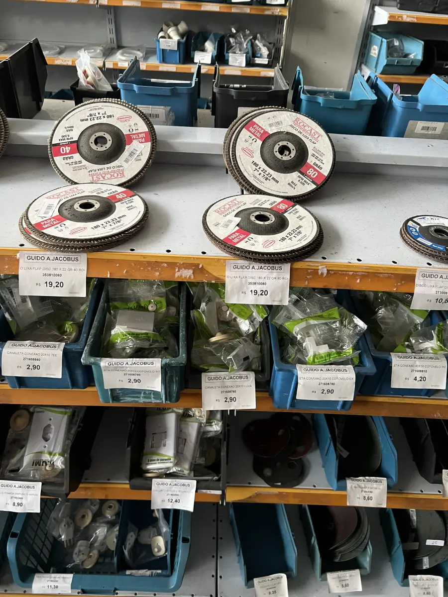 LOTE 025 - Lote com base para lampada, tomadas, T, tomada box, roscas, canaletas, interruptores, discos de corte, discos lixa, 