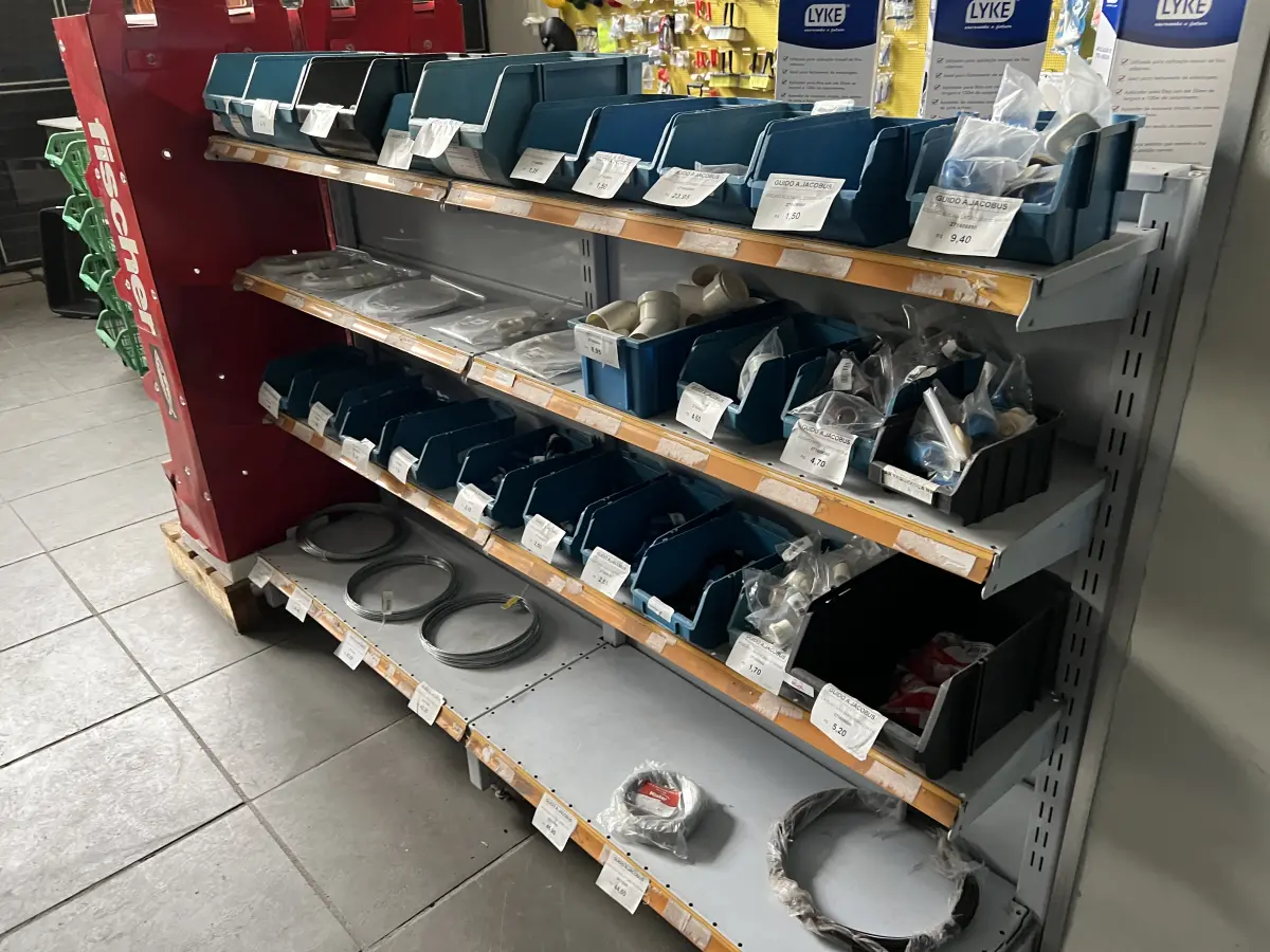 LOTE 022 - Lote com luvas, joelhos, arames, adaptadores 