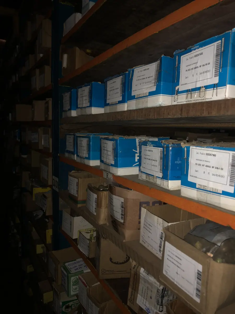 LOTE 001 - Lote grande com prateleiras de madeiras com parafusos, porcas, barras de ferro com rosca, pregos, chapinhas de fixação