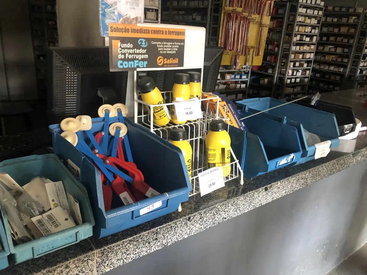 LOTE 049 - Lote com convertedor de ferrugem, massa para calafetar, parafusos, mascara de repirar, serra para ferro, gancho com bucha 