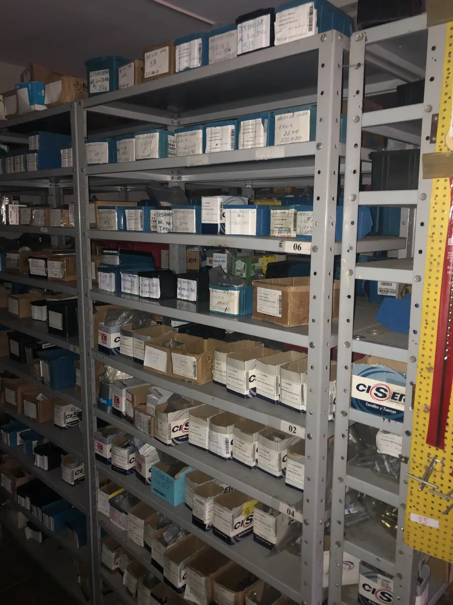 LOTE 064 - Lote com 7 prateleiras e diversos parafuos e arruelas e porcas 