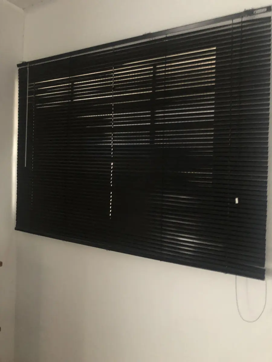 LOTE 020 - 1 persiana cor preta
