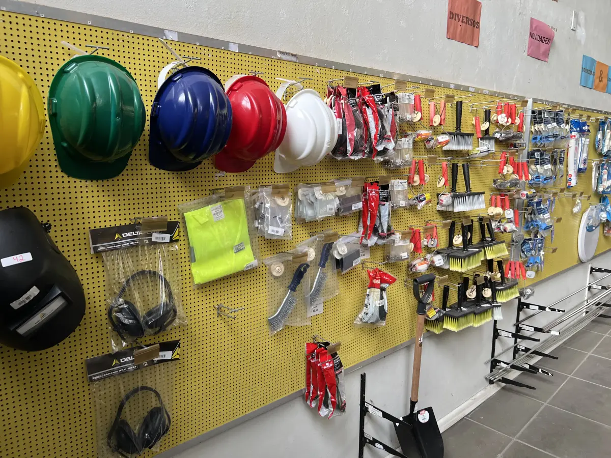 LOTE 042 - Lote com quador mostruario, silicone, linhas de nylon, serrote, martelo, disco de corte, pedra para retificas, regua, tesourão, mostra de modelos de parafusos, pedras de afiar, tampa de vaso, adaptador de mangueira, torneiras, trincha, rolo de pintura, capacetes de epi, oculos. 