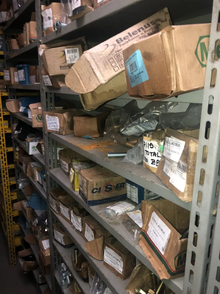 LOTE 075 - Lote com 7 prateleiras e diversos parafuos e arruelas e porcas, prateleira com barra de ferro com rosca e caixas com parafusos